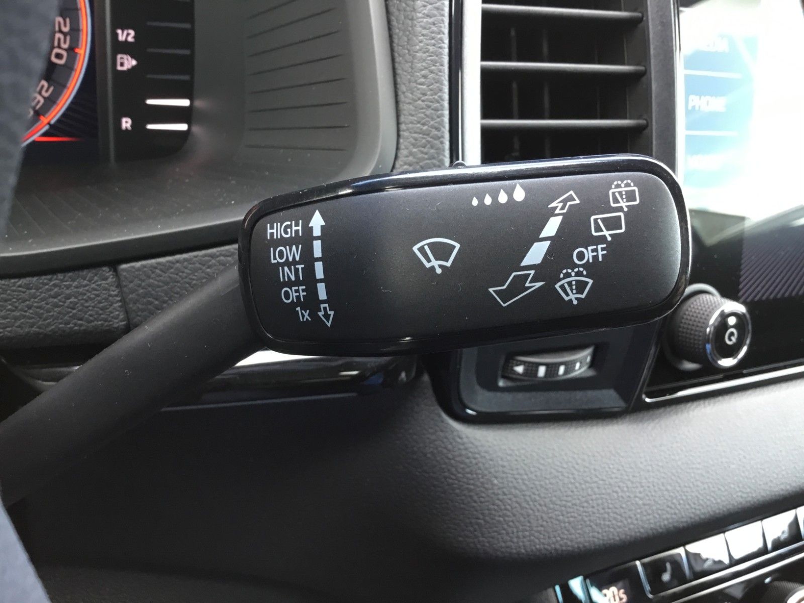 Fahrzeugabbildung SKODA Karoq 2.0l TSI DSG 4x4 Sportline+AHK+Matrix+Pano