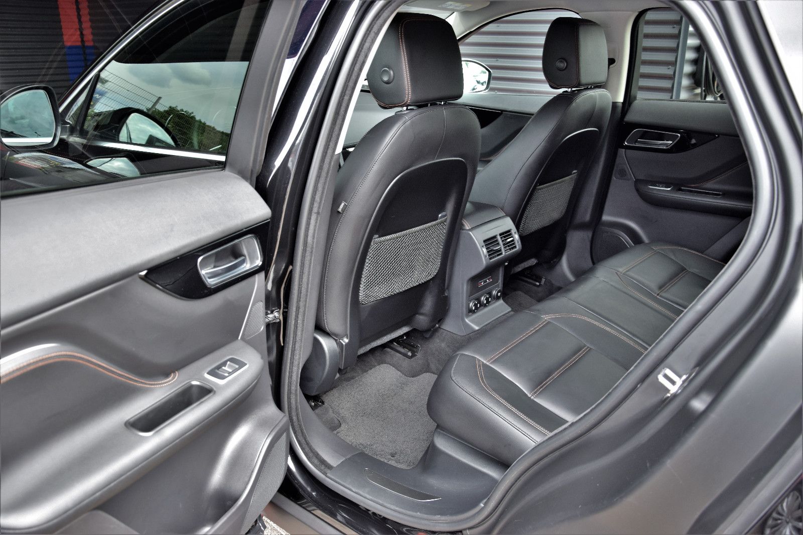 Fahrzeugabbildung Jaguar F-PACE Prestige Leder Navi Kamera ACC Xenon