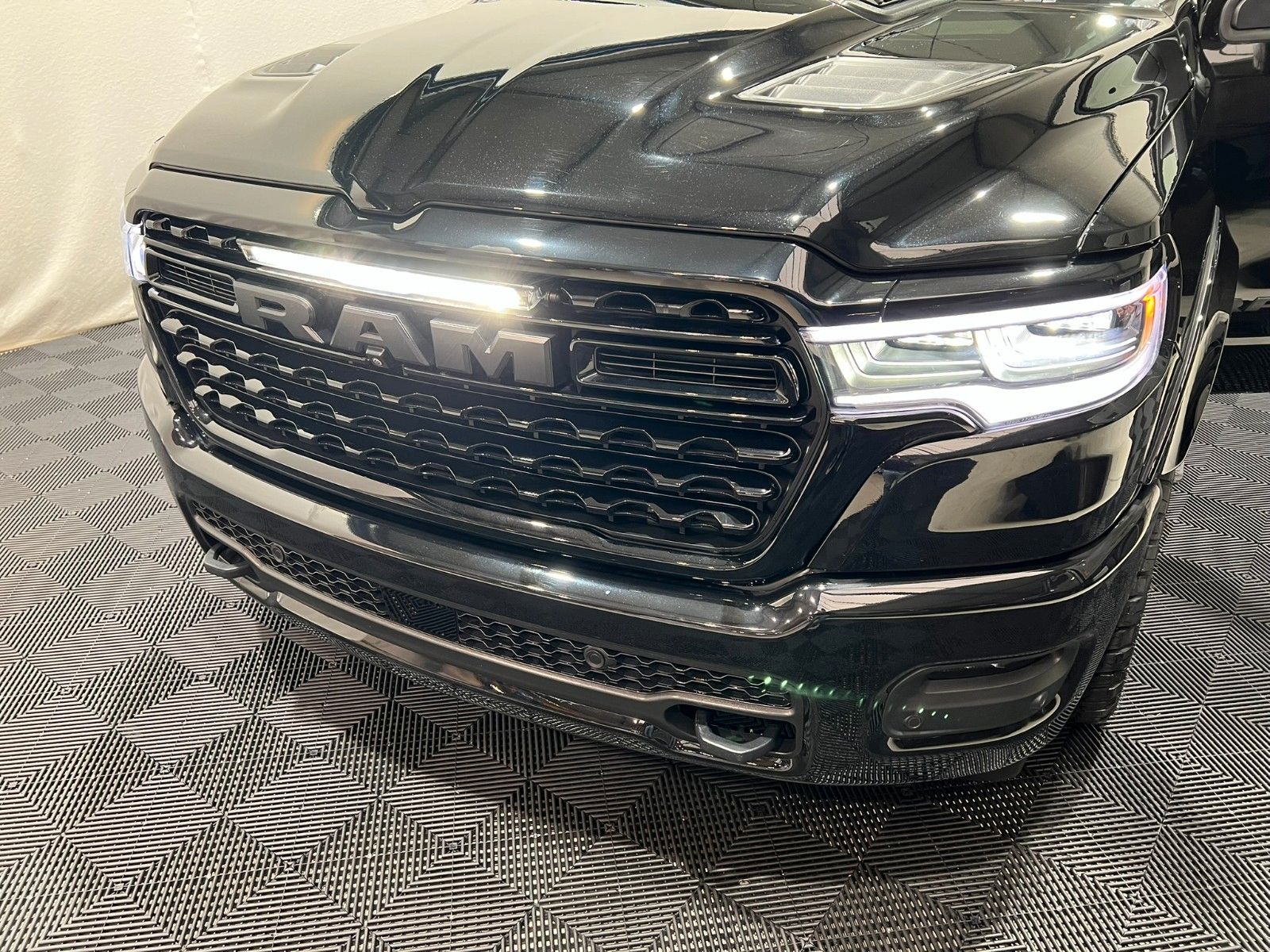 Fahrzeugabbildung Dodge RAM 1500 Limited Night  H/O 3.0L / MFT RTR Ed.