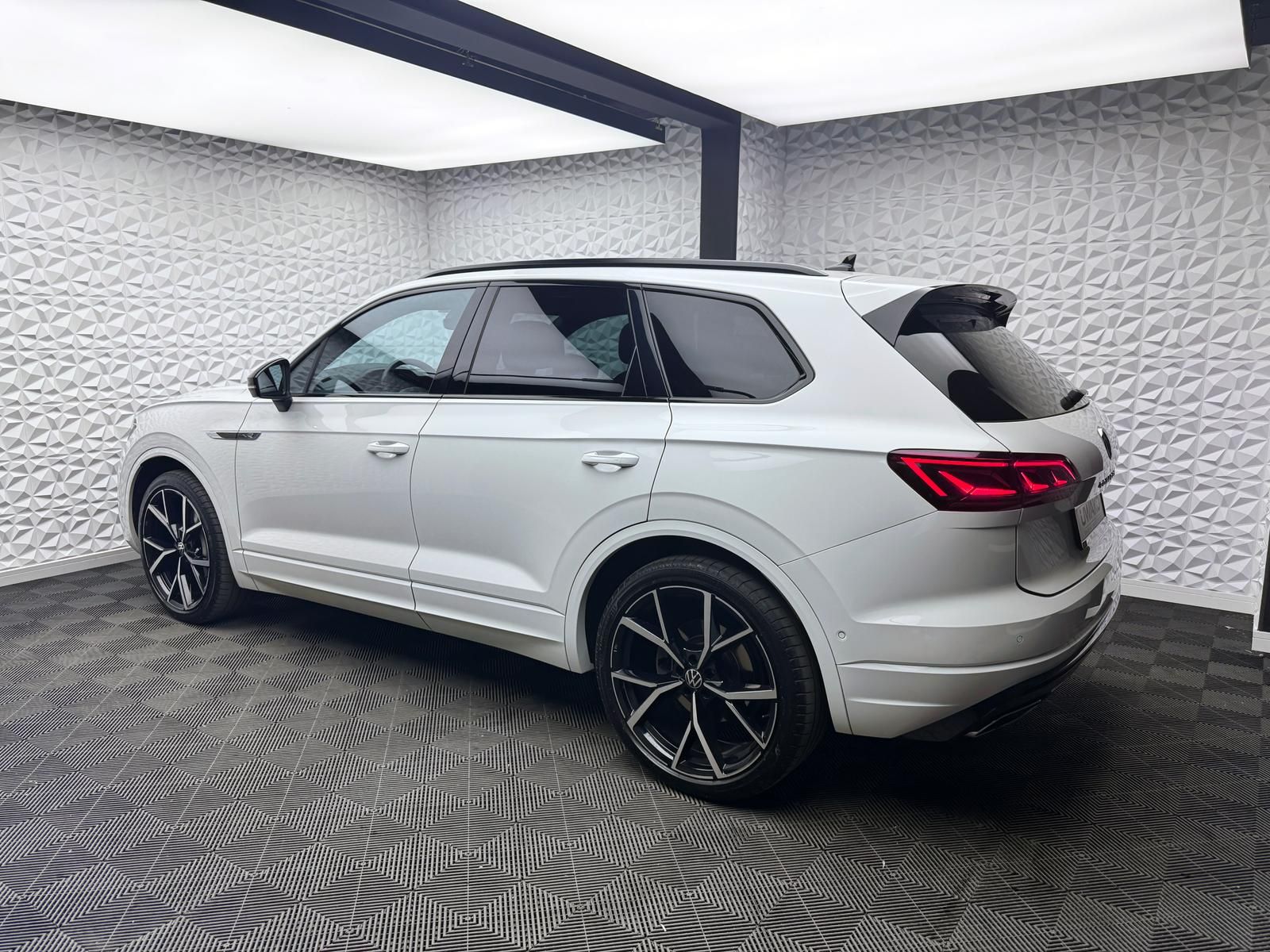 Fahrzeugabbildung Volkswagen 3.0 TDI R-LINE/ALLRADLENK/DYNAUDIO/STANDHZ/AHK/M