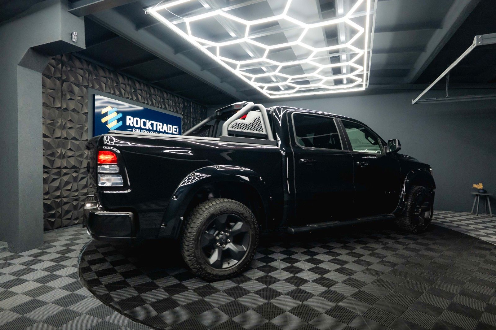 Fahrzeugabbildung Dodge RAM 5.7 V8 HEMI 4x4 Offroad Night-Paket LED 19%