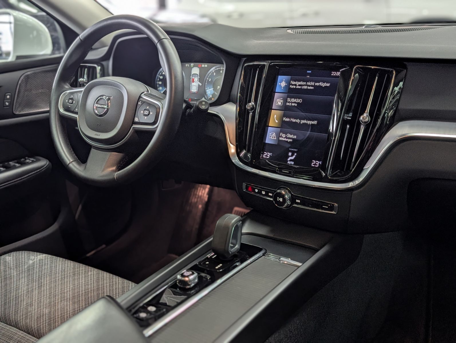 Fahrzeugabbildung Volvo V60 PANO H&K LED APP KAM VIRT 17" AHK-VORB. PERL