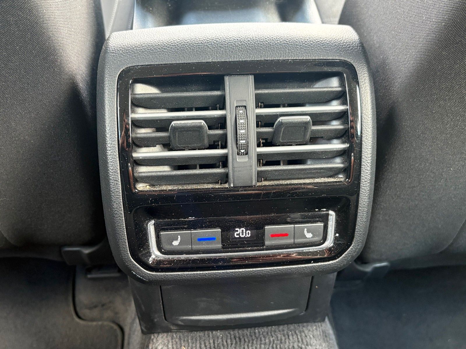 Fahrzeugabbildung Volkswagen Passat Variant 2.0 TDI DSG Navi ACC SPORTSITZE