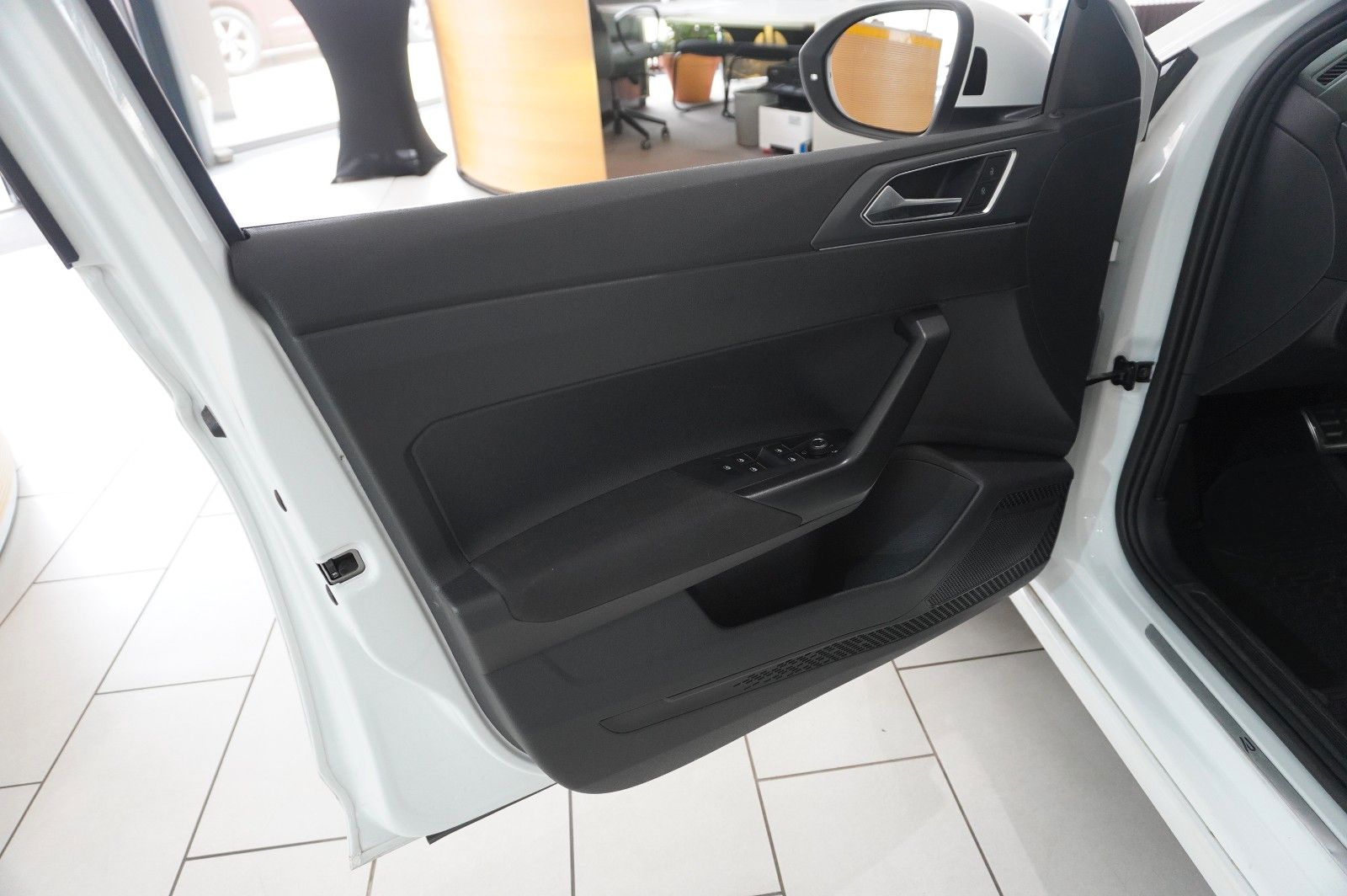Fahrzeugabbildung Volkswagen Taigo 1.0 TSI R-LINE NAVI/LED/KAMERA/SPORT/DAB+