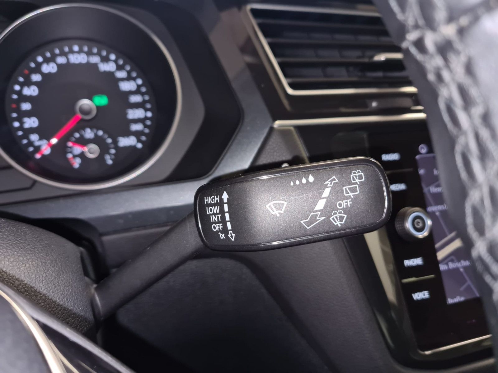 Fahrzeugabbildung Volkswagen Tiguan Comfortline / 1. Hand / AHK / GARANTIE