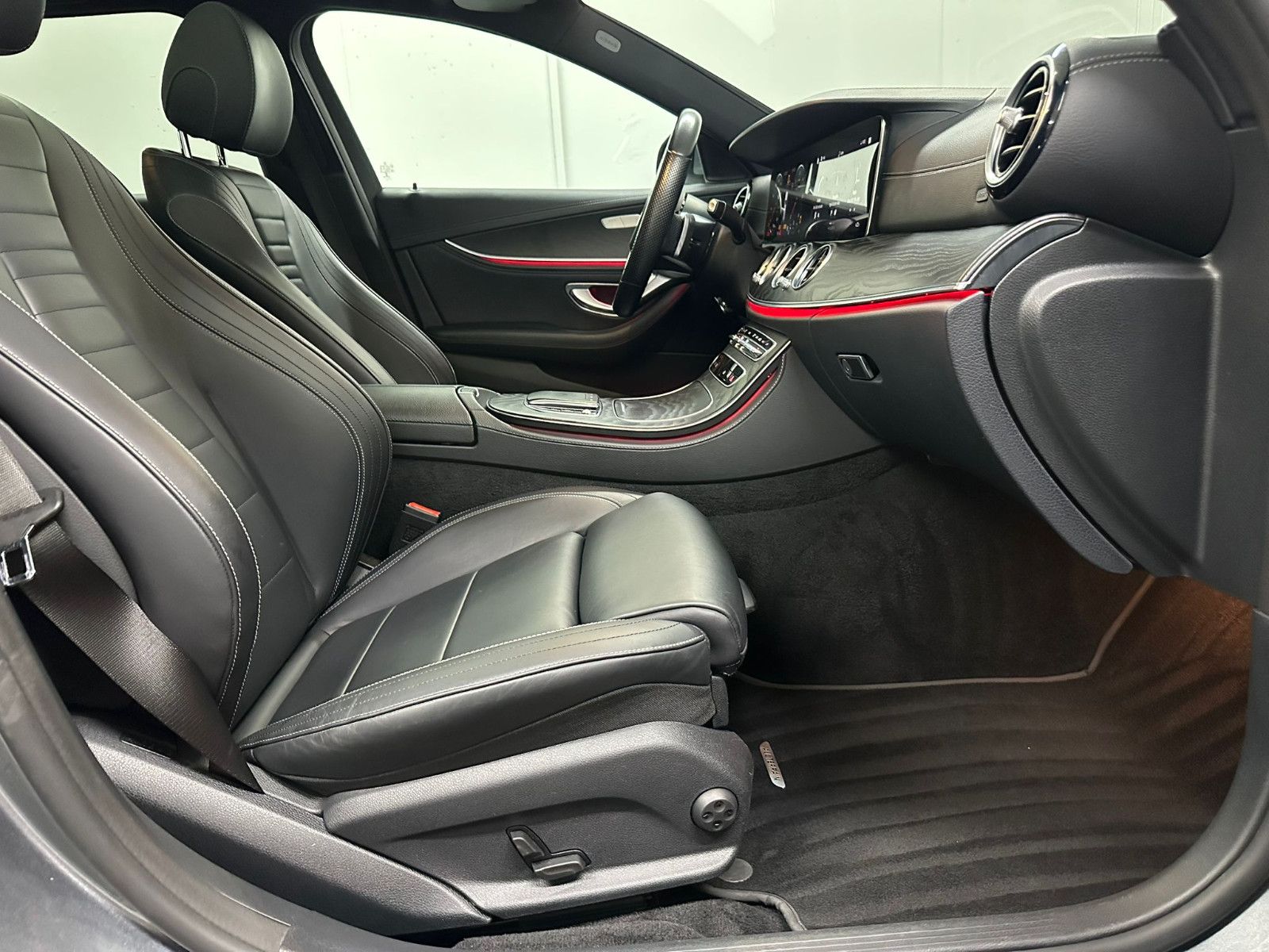 Fahrzeugabbildung Mercedes-Benz E 400 d 4MATIC T *AMG-LINE*PANO*AHK*LEDER*