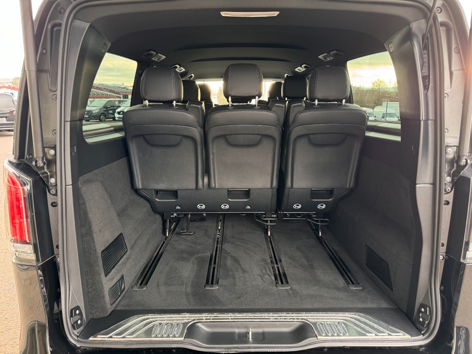 Fahrzeugabbildung Mercedes-Benz V 300 d 4MATIC AVA Extral AHK DISTRONIC Stdh