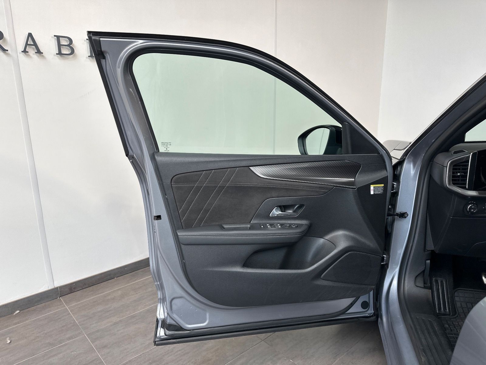 Fahrzeugabbildung Opel Mokka-e Ultimate NAV+LED+KAM+SHZ+KEYLESS+PDC+DAB
