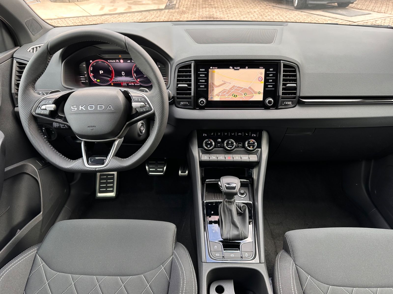 Fahrzeugabbildung SKODA Karoq Sportline 1.5 TSI DSG Matrix/AHK/Navi/ACC