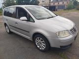 Volkswagen Touran 1.6 FSI Trendline - Kleinbus bis 5.000 Euro