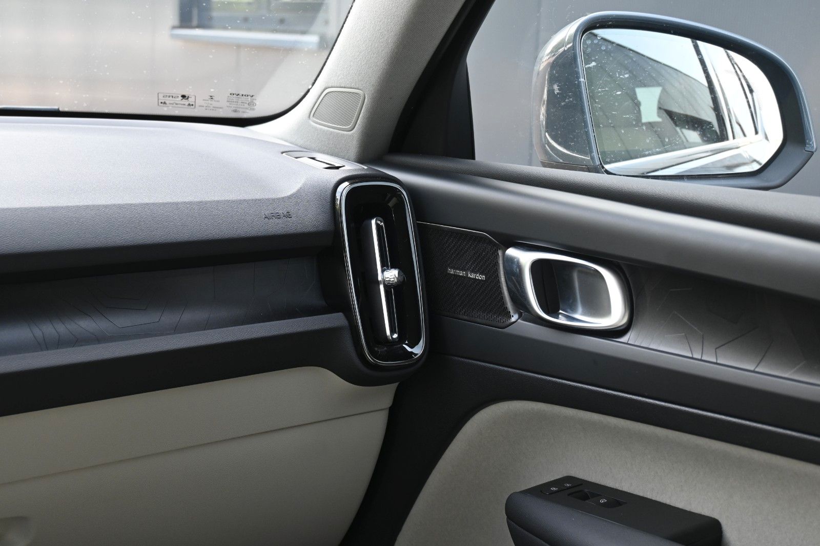 Fahrzeugabbildung Volvo XC40 T5 Recharge Plug-In Hybrid Plus Bright