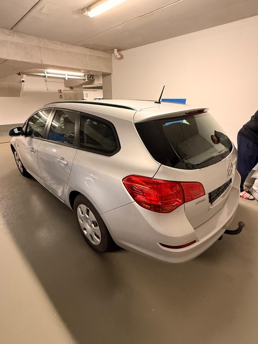 Opel Astra 2011 — interior