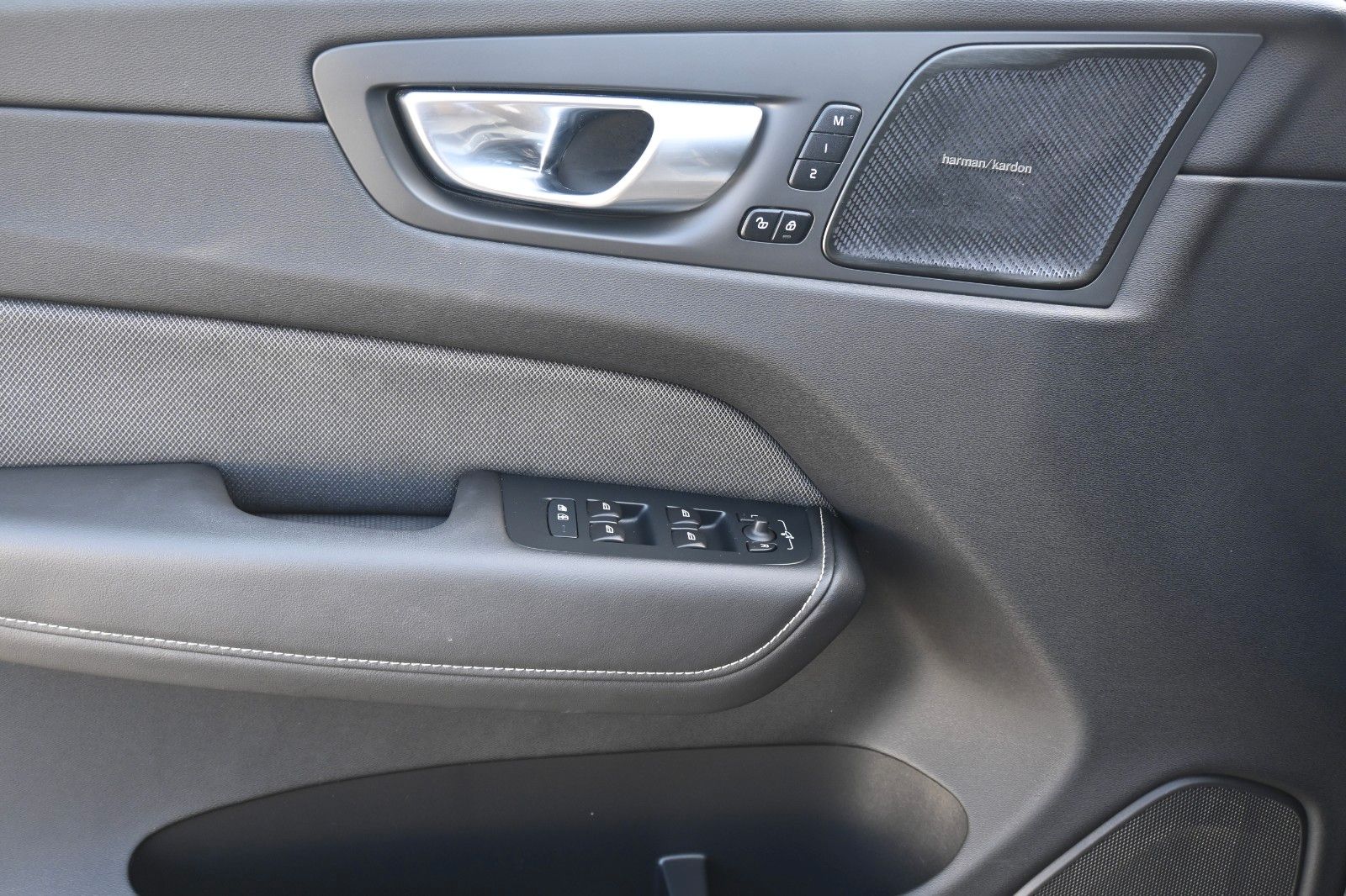 Fahrzeugabbildung Volvo XC60 B5 AWD Plus Dark*LED*H&K*CAM*BLIS*Google