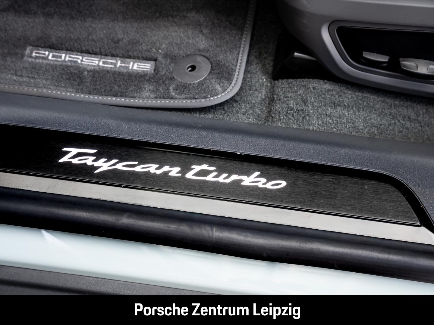 Porsche Taycan Turbo Burmester ActiveRide Nachtsicht