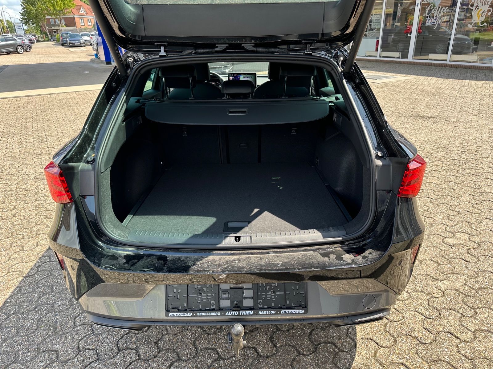 Fahrzeugabbildung CUPRA Leon ST 1.5 eTSI DSG Navi/AHK/LED/SHZG/18"