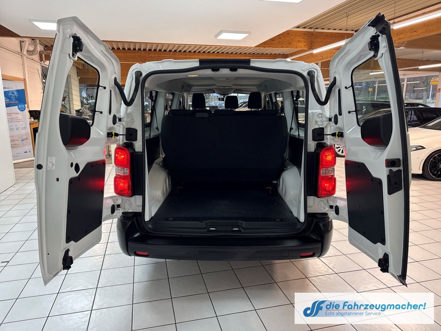 Fahrzeugabbildung Opel Vivaro L Apple CarPlay Android Auto Musikstreami