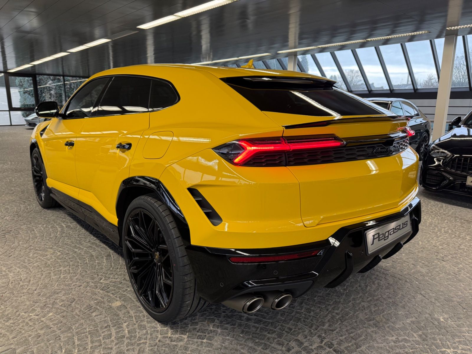 LAMBORGHINI Urus - 9