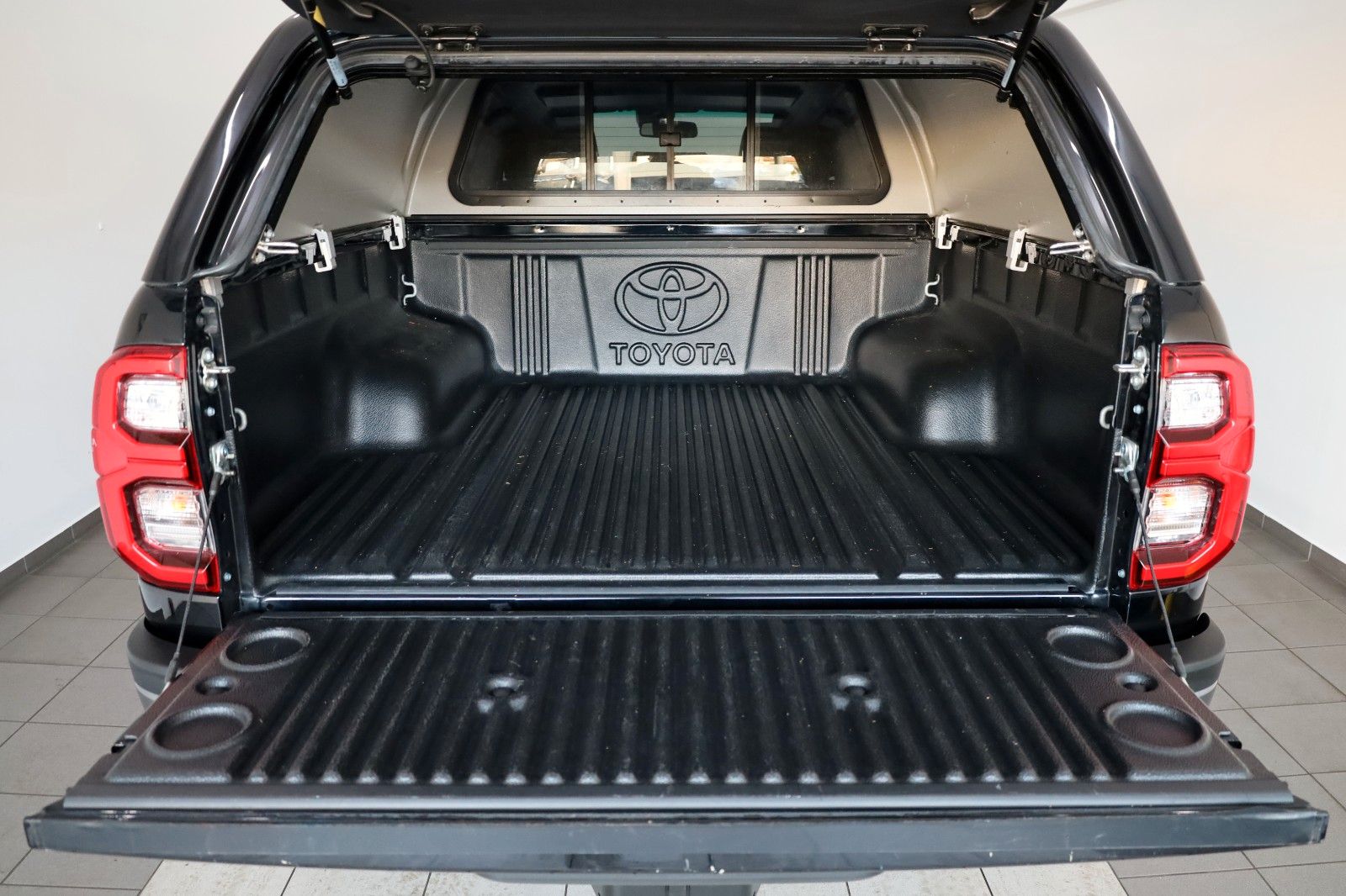 Fahrzeugabbildung Toyota Hilux 2.8 D-4D Invincible,HardTop,Rechtslenker !