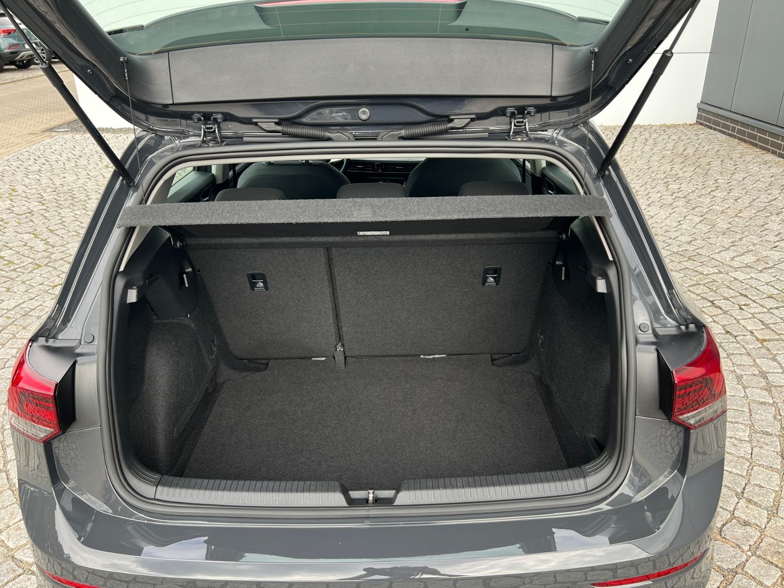 Fahrzeugabbildung Volkswagen Golf VIII 1.0 TSI *LED, Climatronic, Kessy, Digi