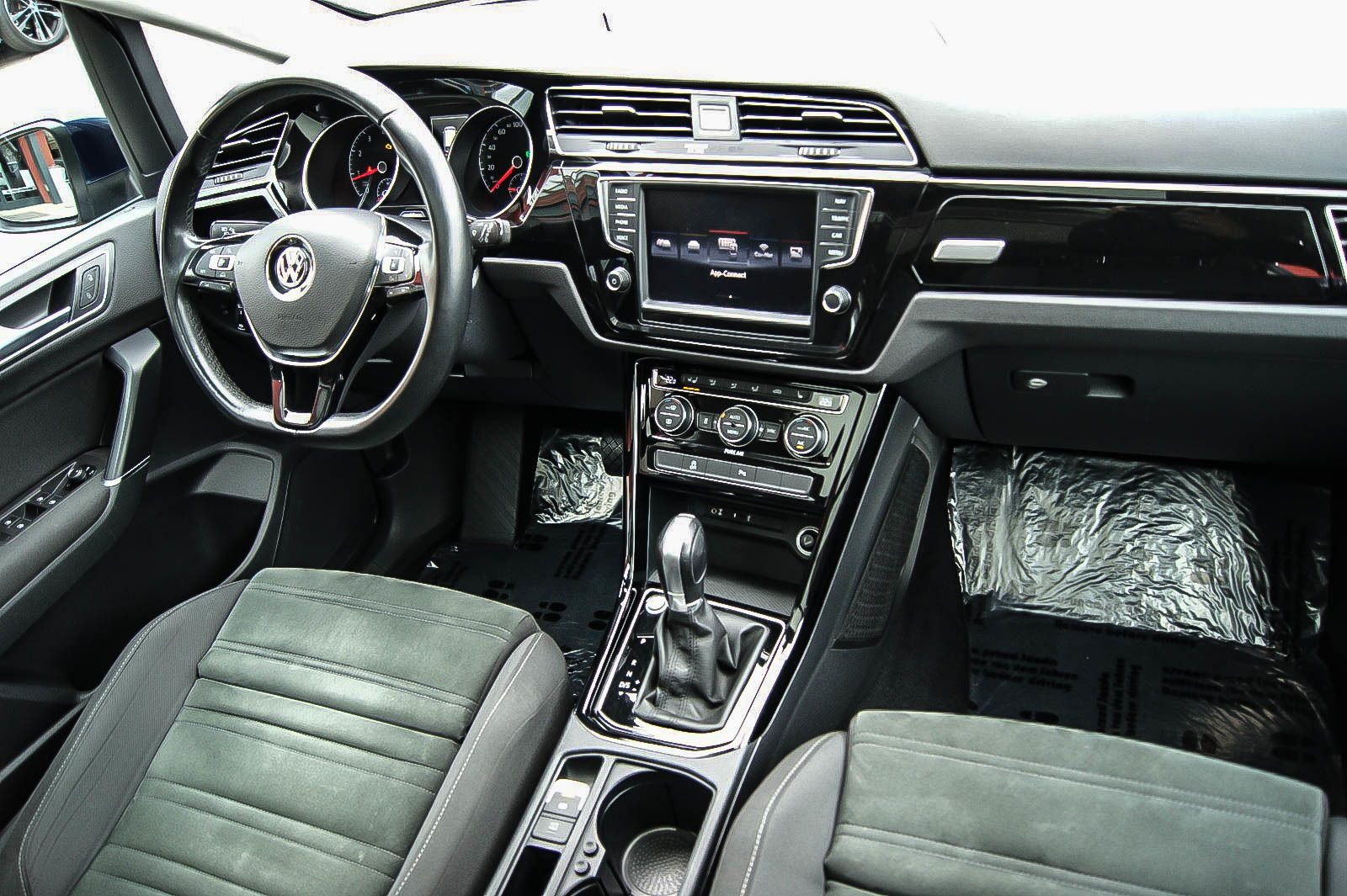 Fahrzeugabbildung Volkswagen Touran 14TSI Highline DSG PANORAMA STDHZG 7SITZE