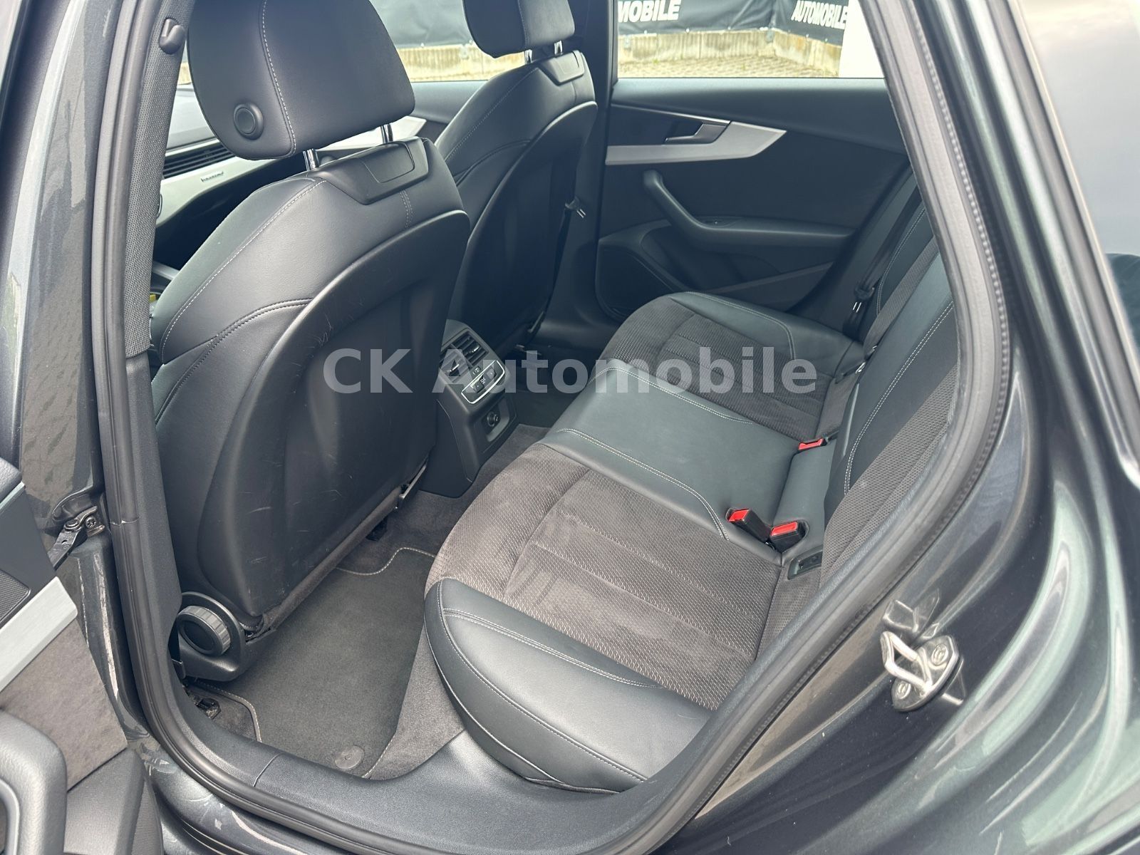 Fahrzeugabbildung Audi A4 Avant 40 TDI Quattro S-Line/Navi/LED/ACC