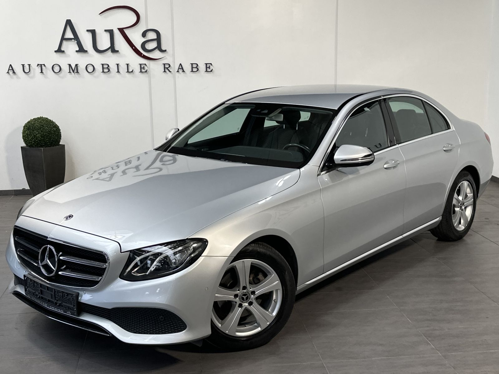 Fahrzeugabbildung Mercedes-Benz E 220d Limousine Avantgarde NAV+LED+AHK+CARPLAY