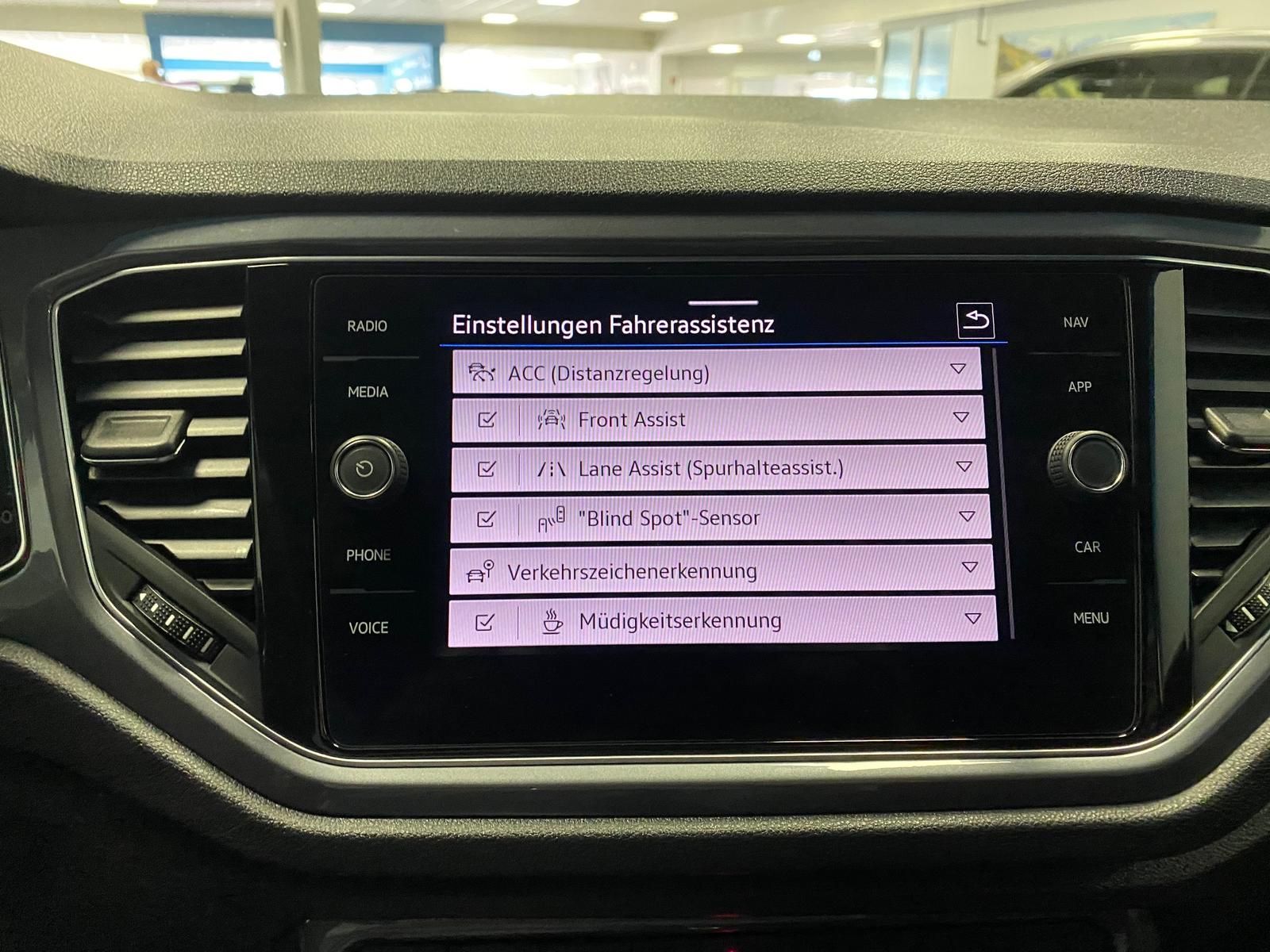 Fahrzeugabbildung Volkswagen T-Roc 1.5 TSI DSG SPORT R-LINE+ACC+AHK+ALLWETTER