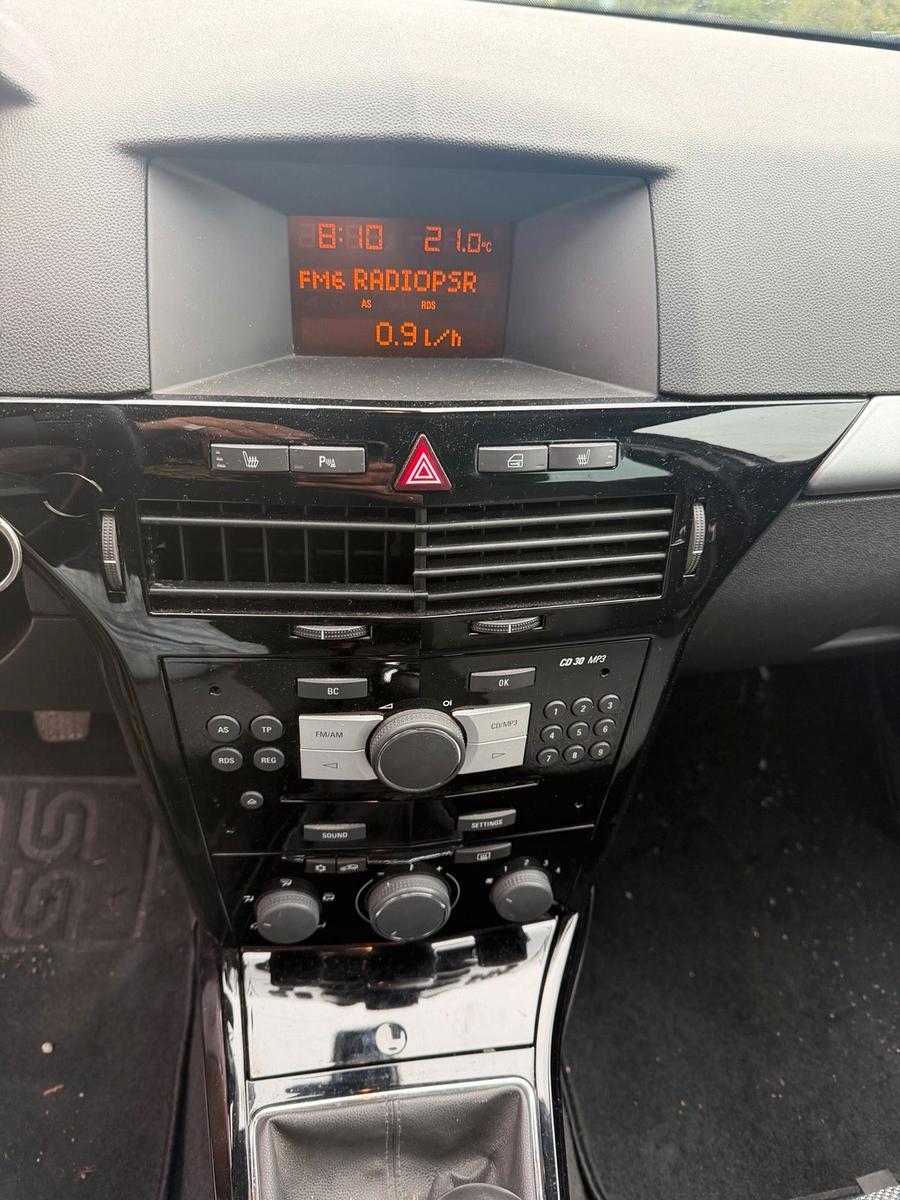 Opel Astra 2010 — photo 14
