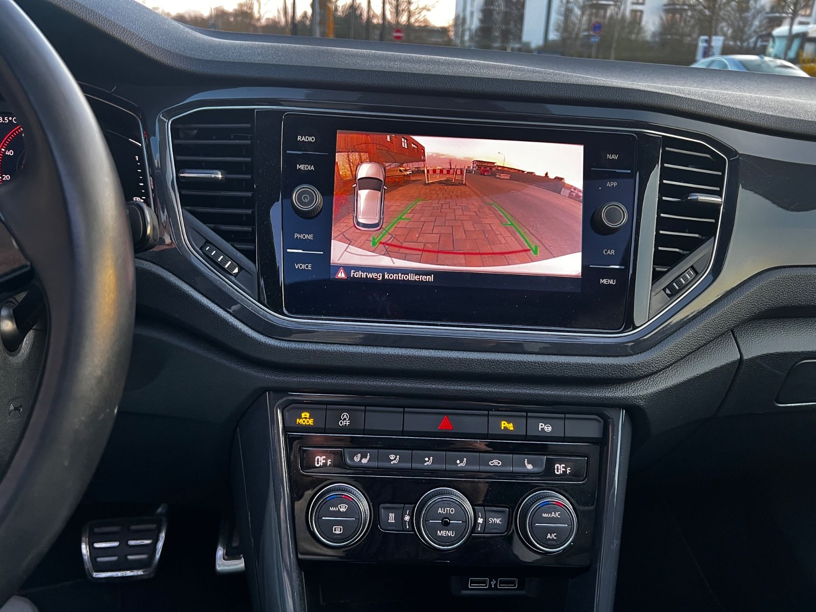 Volkswagen T-Roc 2.0 TDI DSG Sport Pano Kam foto 13