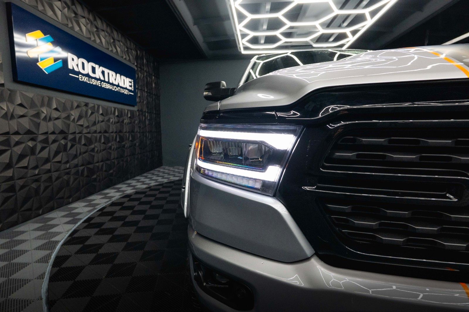 Fahrzeugabbildung Dodge RAM 5.7 V8 HEMI 4x4 OFFROAD Night-Paket *LED*19%