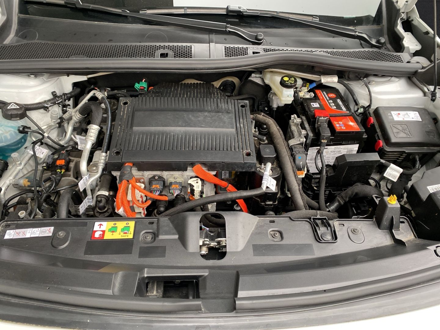 Fahrzeugabbildung Peugeot 2008 e- GT Elektromotor 136