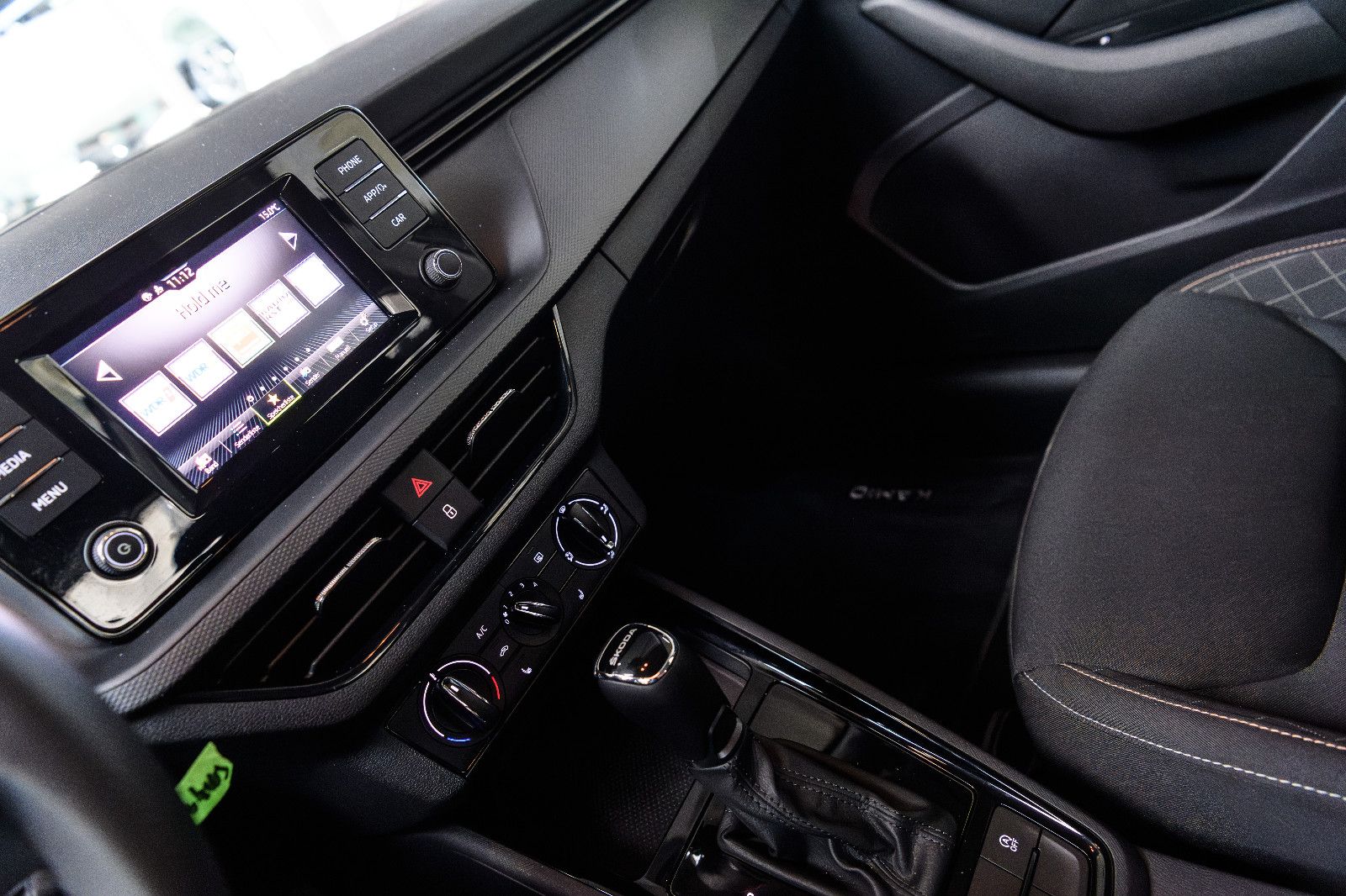 Fahrzeugabbildung SKODA Kamiq Ambition 1.0 DSG LED+AHK+SHZ+GRA