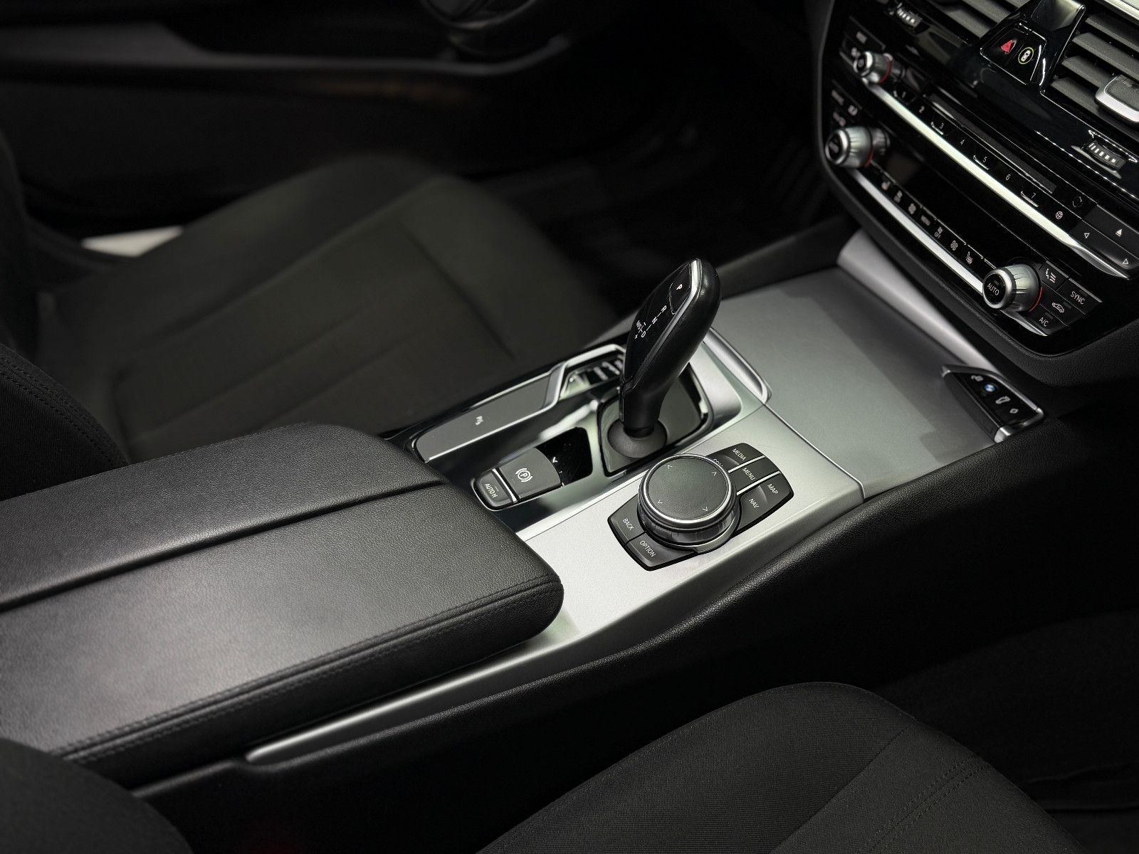 Fahrzeugabbildung BMW 530I Limousine|Driving Assistant|NAVI|PDC