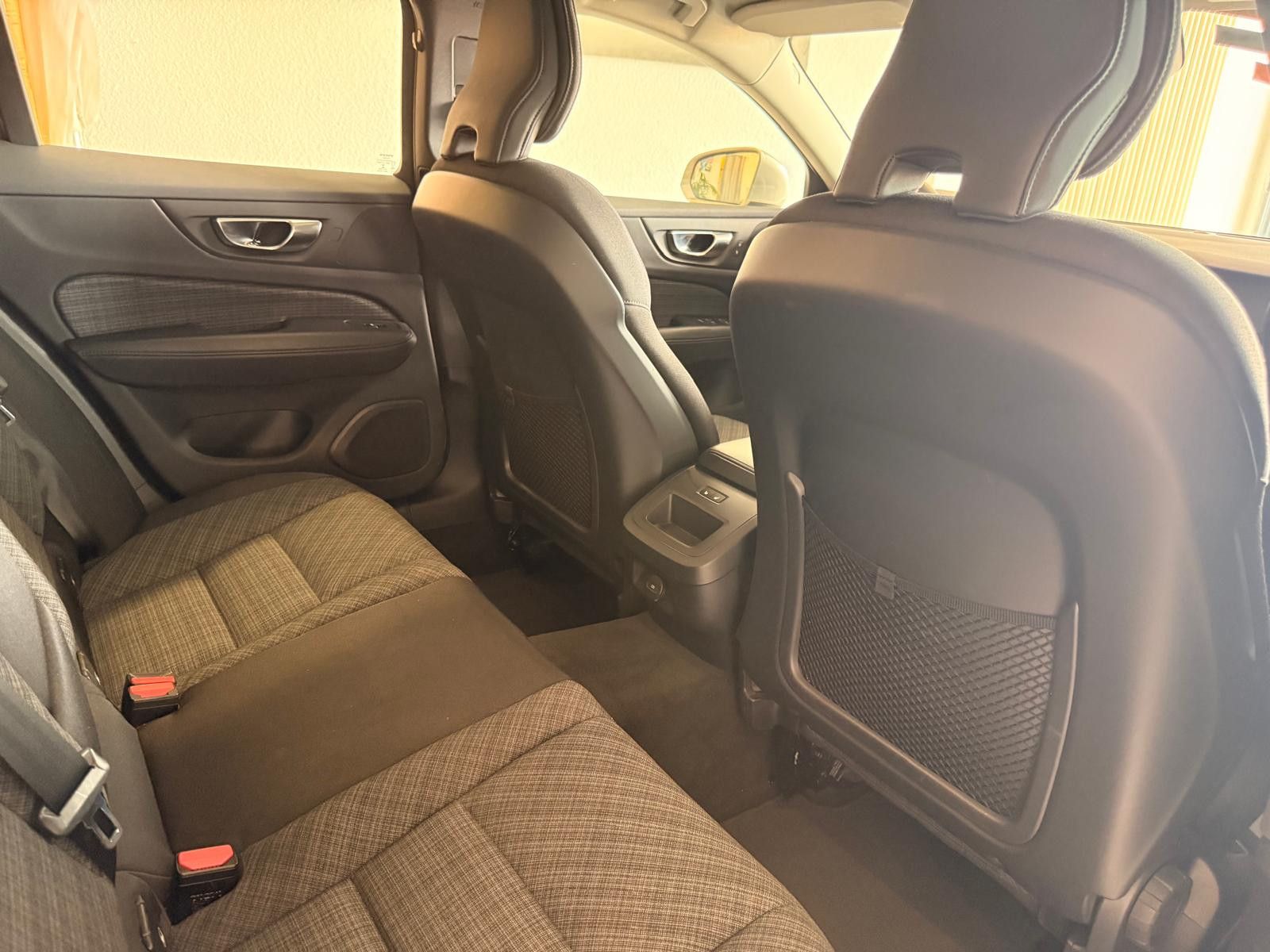 Fahrzeugabbildung Volvo V60 Kombi Core/ 1.HAND/SCHECKHEFT/8.FACH BEREIFT