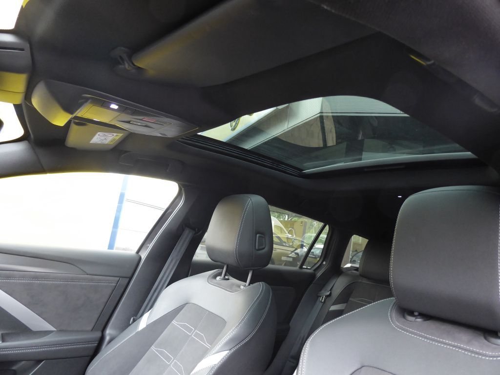 Fahrzeugabbildung Opel Astra ST Ultimate 1.2 Turbo Aut+AHZV+MatrixLED