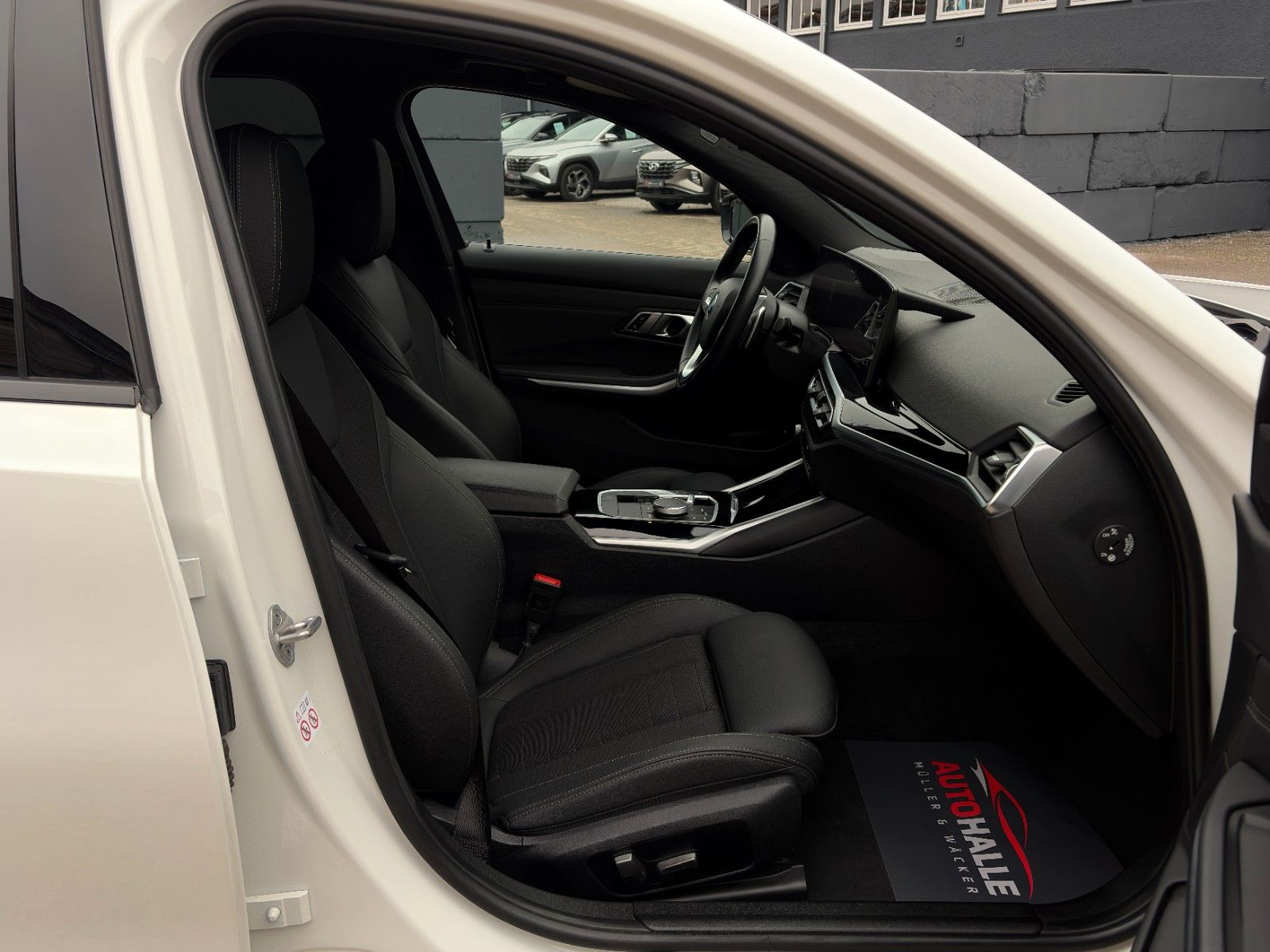 Fahrzeugabbildung BMW 330e Touring Advantage Akustik LcPlus HIFI CAM