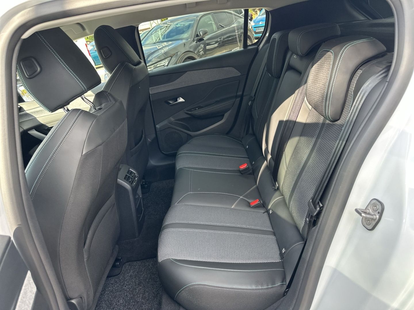 Fahrzeugabbildung Peugeot 308 Allure Blue HDi 130 EAT8 Navi 360 Kamera ACC