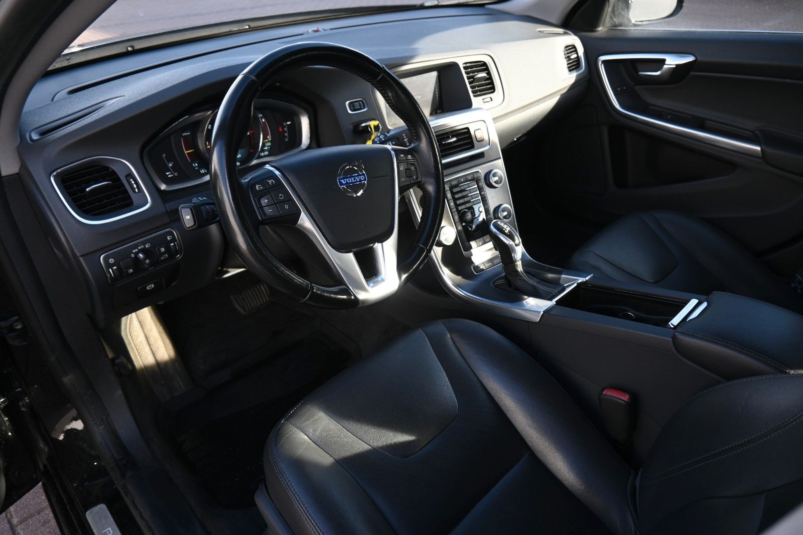 Fahrzeugabbildung Volvo V60 Kombi D6 Summum AWD*NAV*LED*TEMPO*