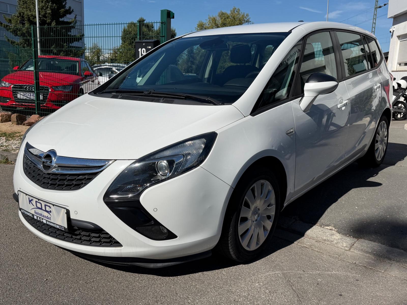 Opel Zafira 2015 — салон