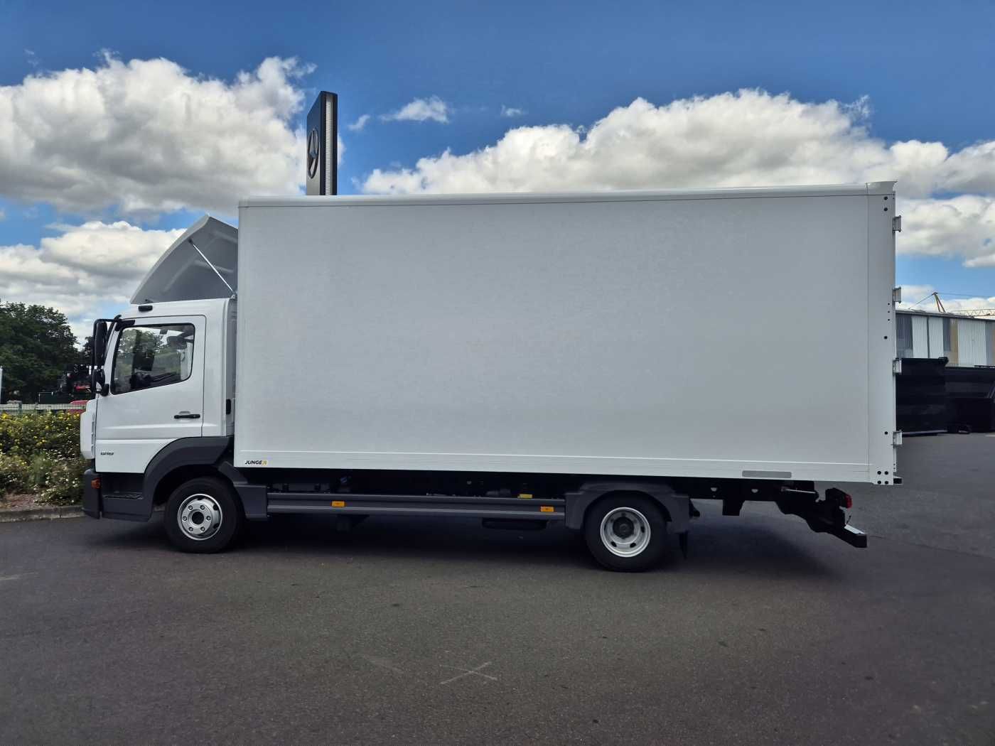 Fahrzeugabbildung Mercedes-Benz Atego 818 L Koffer, 4 Stück vorhanden