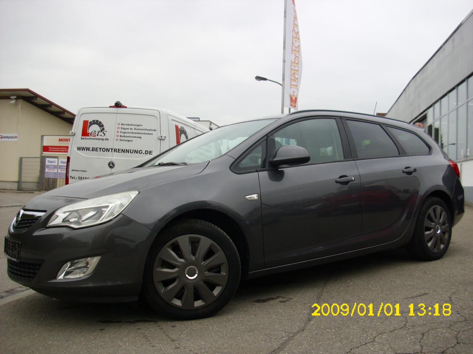 Opel Astra 2011 — interior