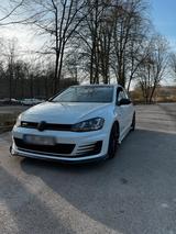 Volkswagen Golf 7 GTI - Volkswagen Golf mit Benzin-Antrieb: Coupé, 7 GTI