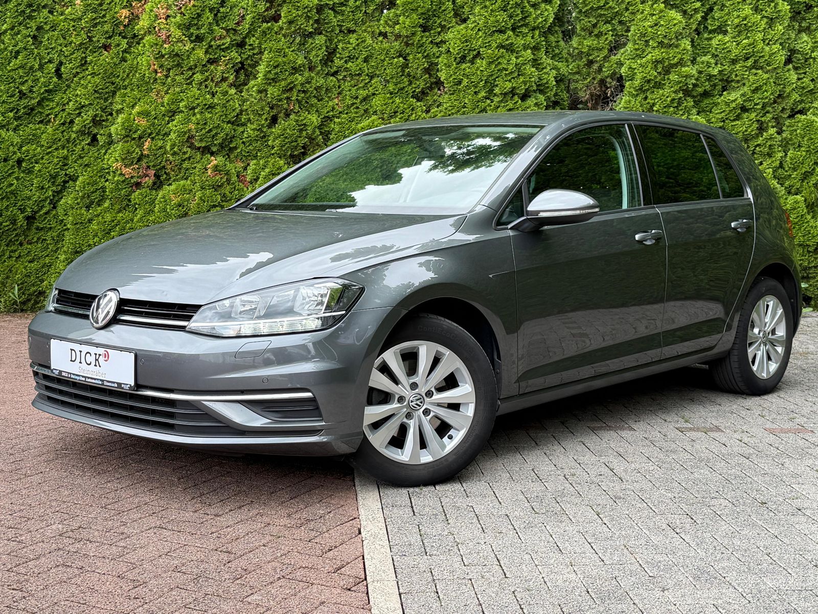 Fahrzeugabbildung Volkswagen Golf 1.6 TDI DSG Lim Comfortline NAV+SHZ+PDC+MFL