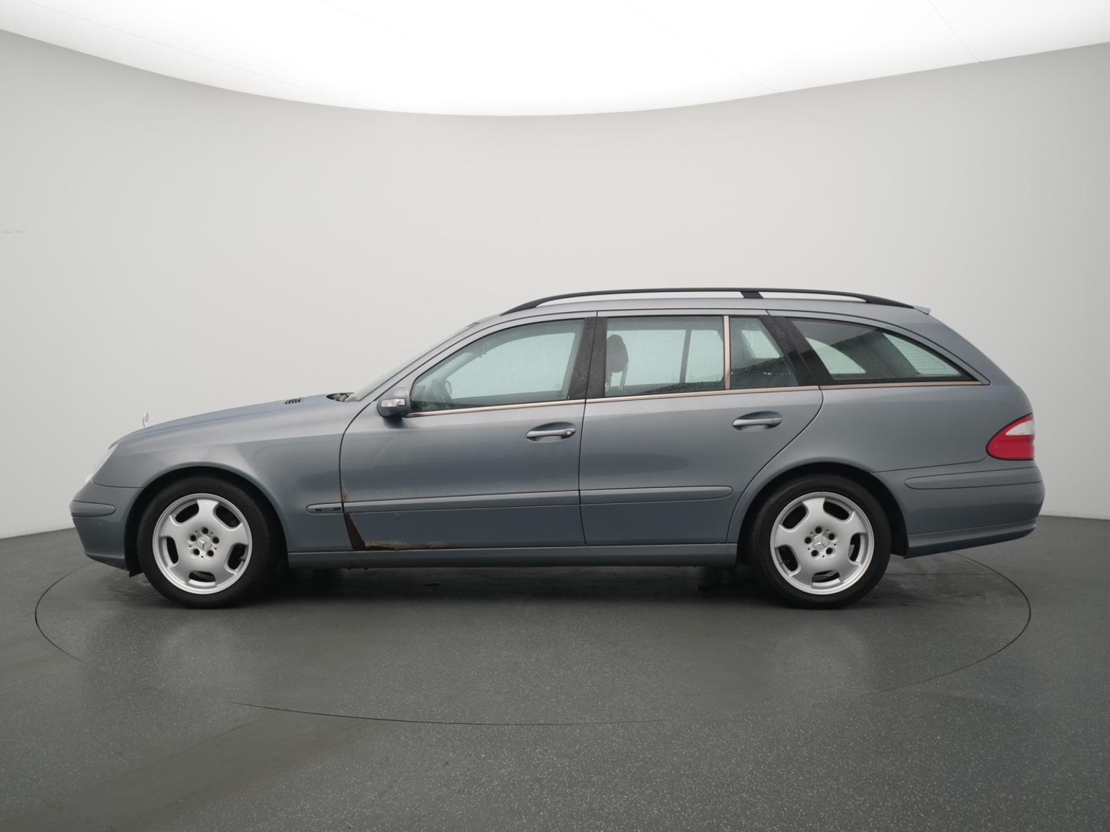 Mercedes-Benz E200 2004 — rear view