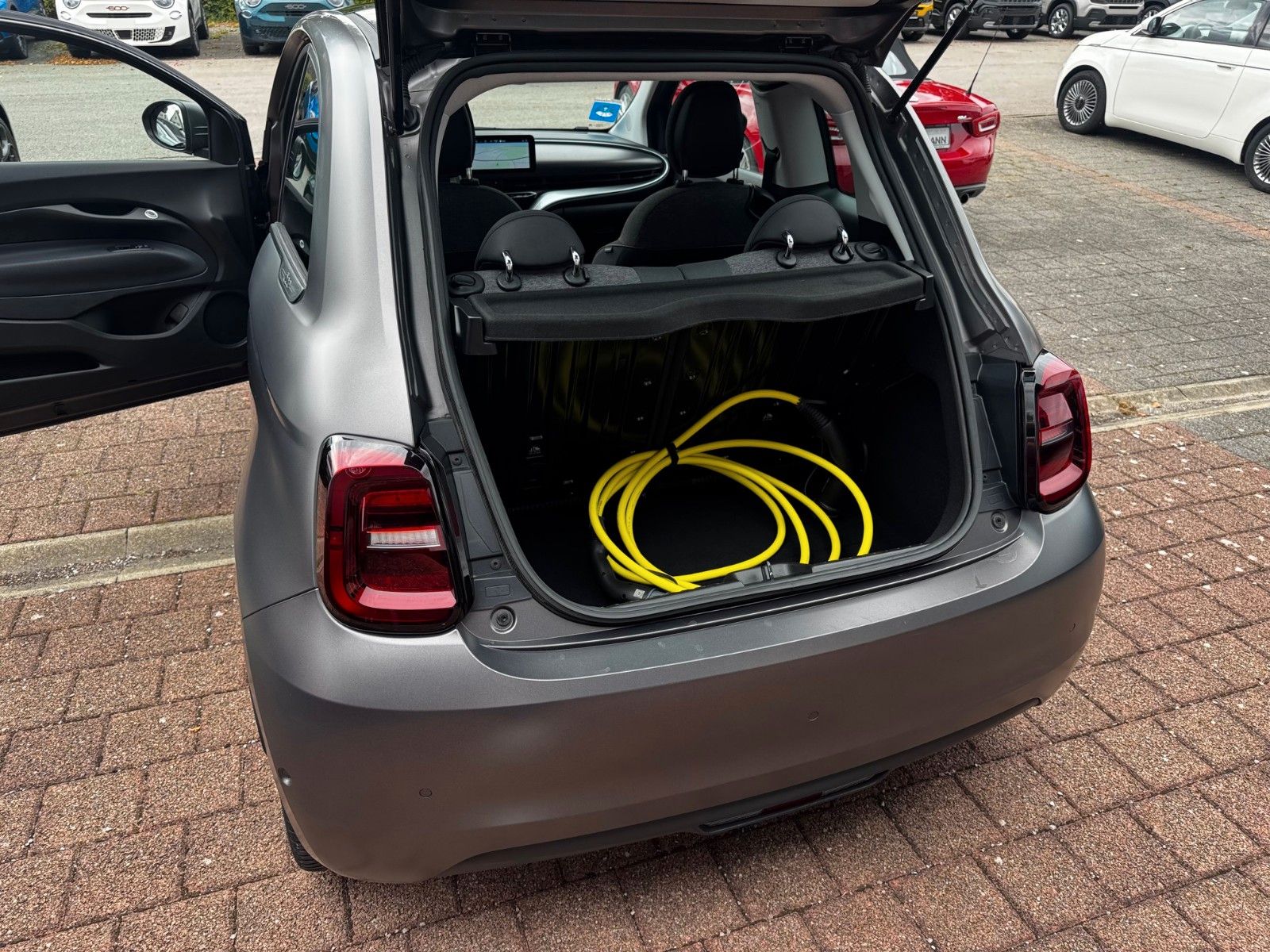 Fahrzeugabbildung Fiat 500e  3+1 Icon MATT NAVI KAMERA LED KLIMAAUT.