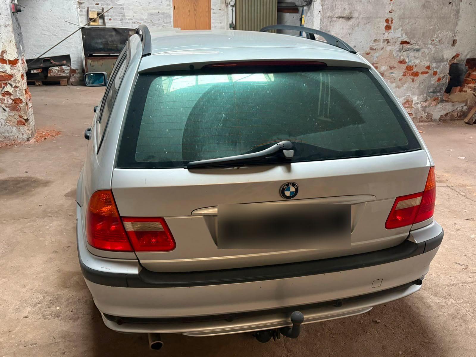 BMW 318 2004 — interior