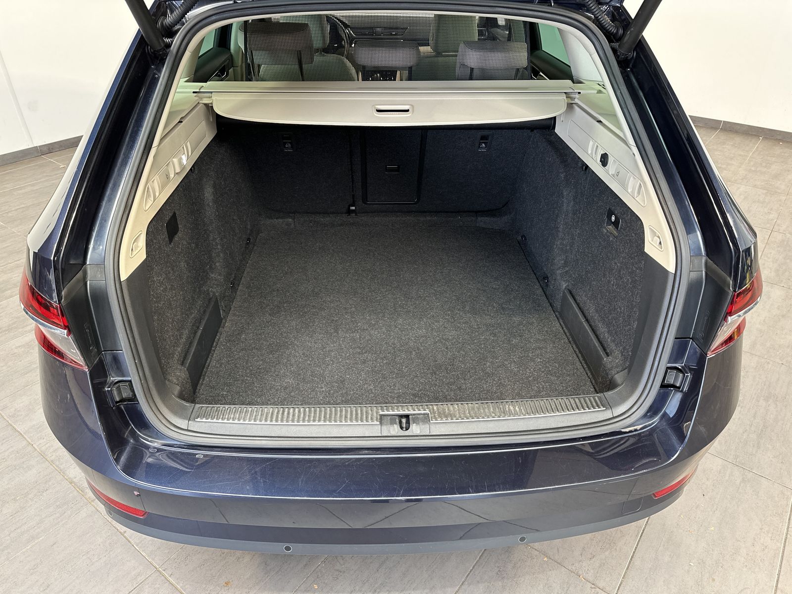 Fahrzeugabbildung SKODA Superb Combi 1.5 TSI DSG L&K NAV+LED+VCOCK+ACC