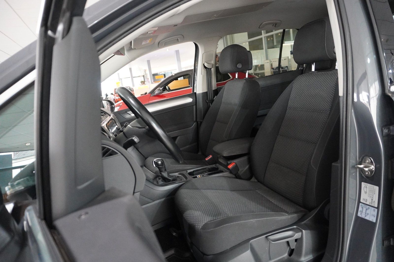 Fahrzeugabbildung Volkswagen Touran 1.5 TSI COMFORTL. DSG 7-SITZE NAVI/SH/DAB