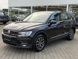 Volkswagen Tiguan * DSG * AHK * Virtual * ACC * - Volkswagen Tiguan mit Diesel-Antrieb: Schwarz, Stoff
