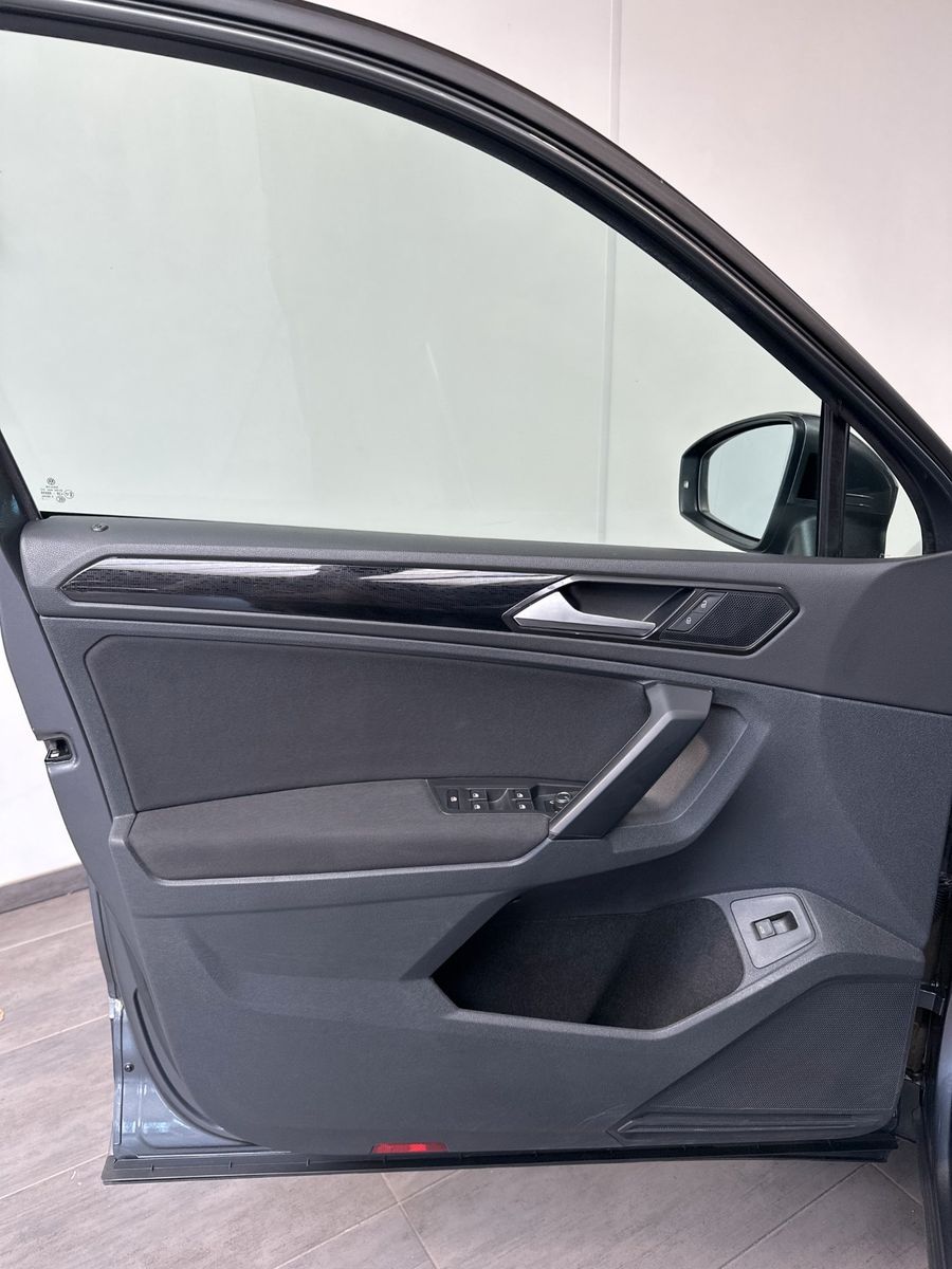 Fahrzeugabbildung Volkswagen Tiguan 2.0 TDI DSG 4M Sound NAV+LED+AHK+PANORAMA